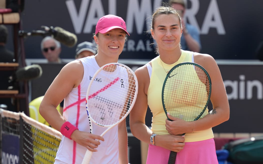 Iga Swiatek (L) and Aryna Sabalenka