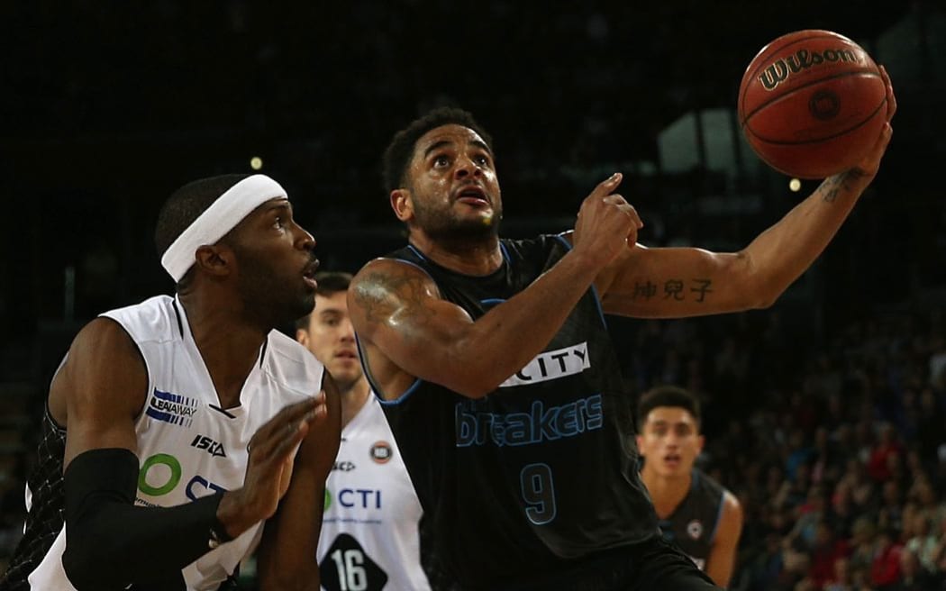Corey Webster is challenged by Melbourne's Hakim Warrick at Vector Arena, Auckland, New Zealand, Sunday, November 22, 2015. Copyright photo: David Rowland / www.photosport.nz