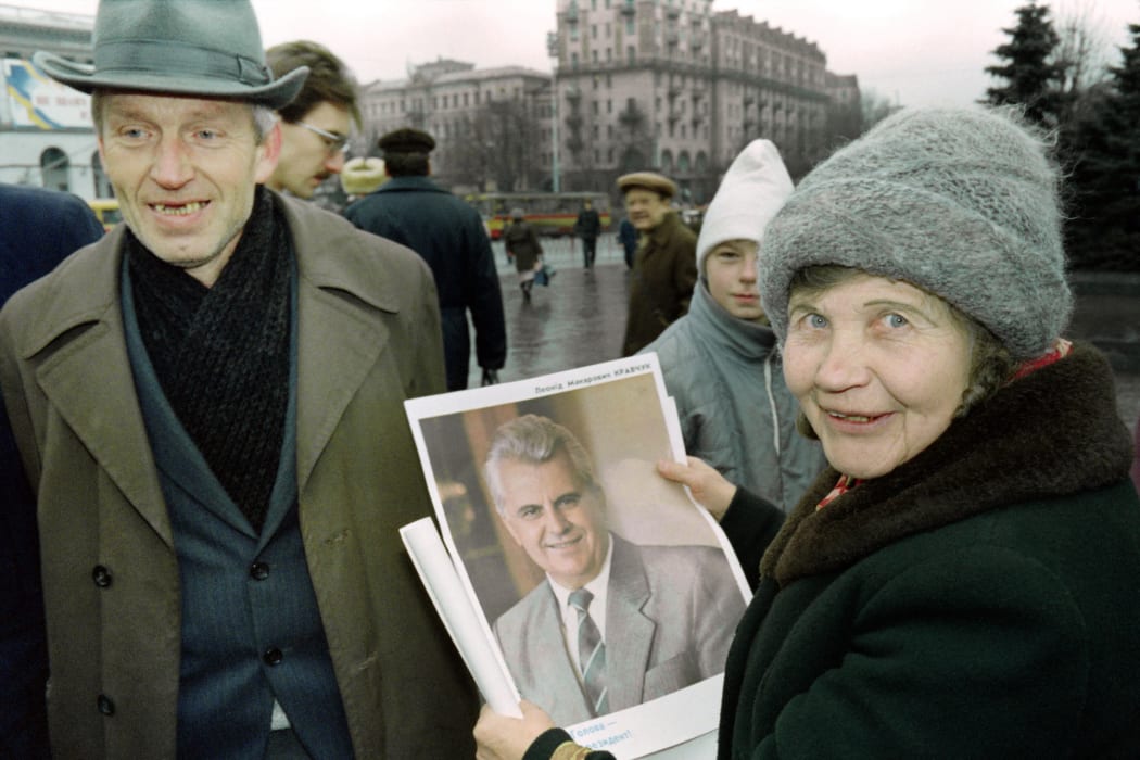 Supporters of presidential candidate Leonid Kravchuk hold his effigy during a pro-independence rally, on November 30, 1991 in Kiev, held before the vote for a referendum and the first presidential elections scheduled for December 1, 1991.