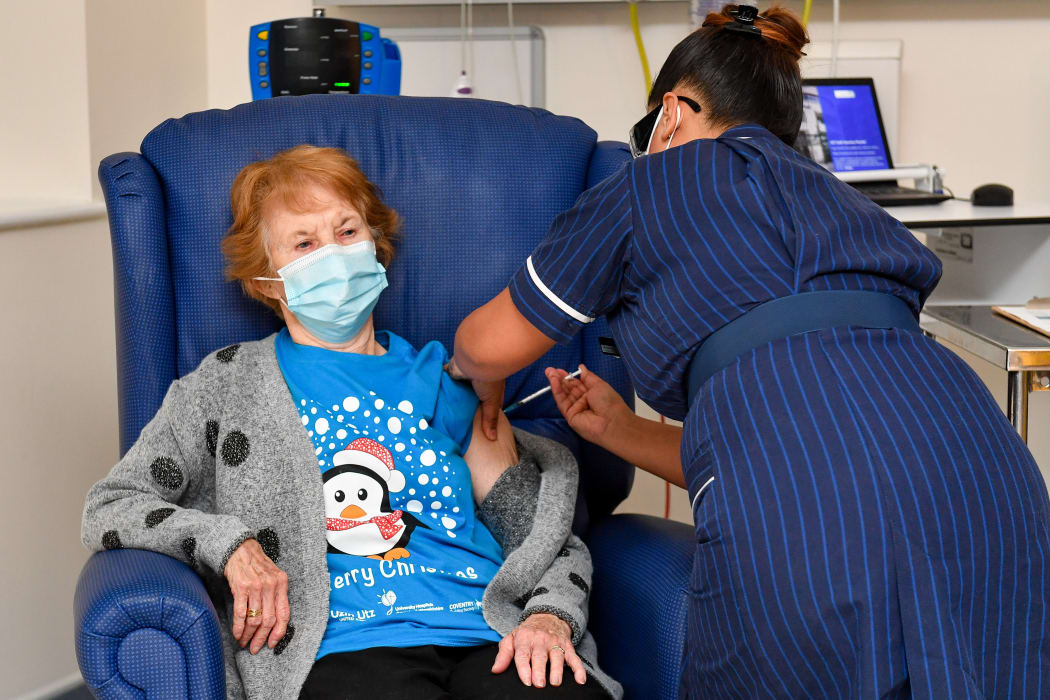 Margaret Keenan receives the vaccine from nurse May Parsons