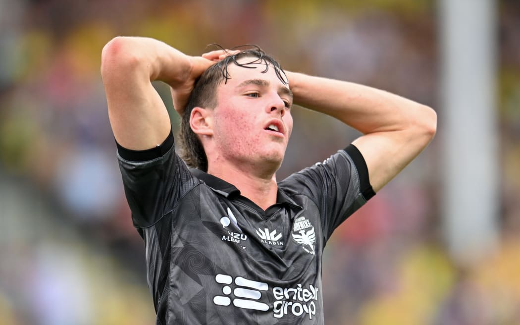 Nathan Walker of the Phoenix misses a shot at goal during the A-League football match, Wellington Phoenix v Central Coast Mariners FC at Apollo Projects, Christchurch.
