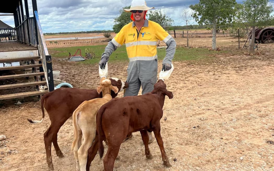 An Ergon worker servicing Adavale for the past two days lends a hand.  Supplied: Ergon Energy