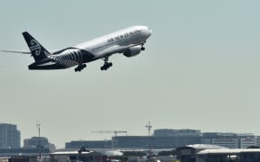 An Air New Zealand plane takes off from the airport in Sydney on August 23, 2017. - Air New Zealand posted a 17.5 percent fall in annual net profit on August 23 as increased competition hit the carrier's bottom line. (Photo by Peter PARKS / AFP)