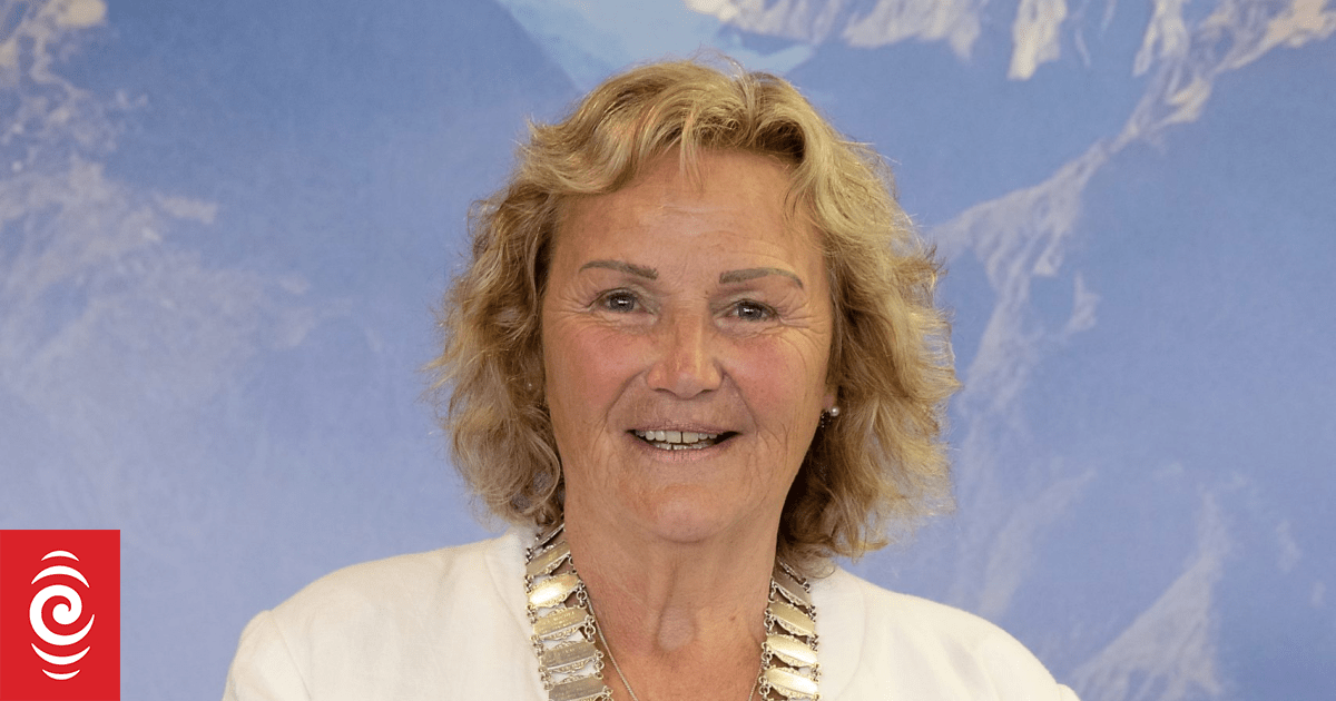 Helen Lash retains mayoralty over Jacquie Grant by tiny margin