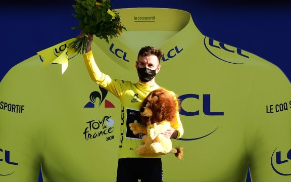 Adam Yates takes up the Tour leader's yellow jersey after Stage 5.
