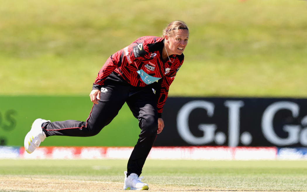 Lea Tahuhu of Canterbury Magicians bowls.