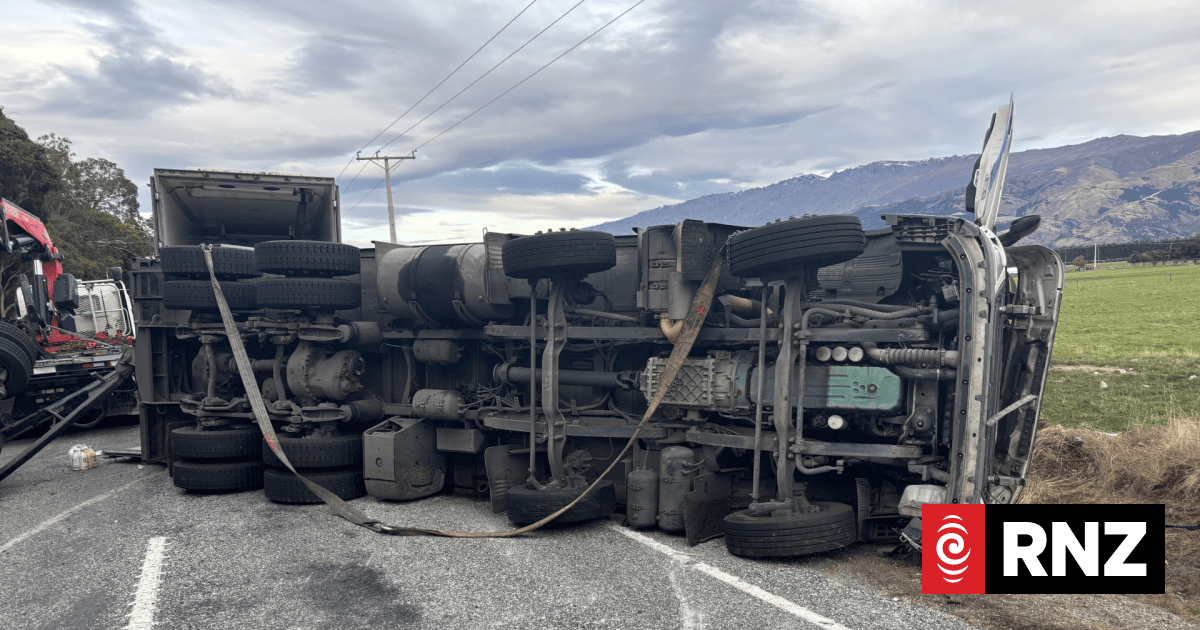 SH8 near Cromwell closed after truck rolls