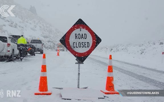 Snow falls to 400m as summer approaches