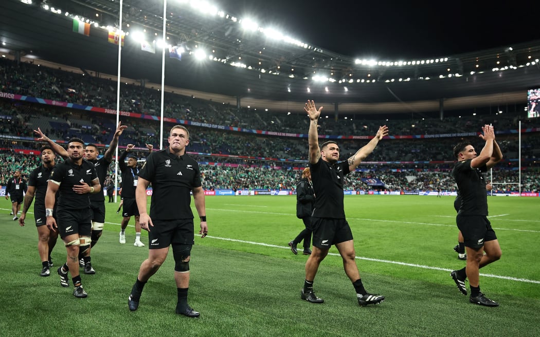 New Zealand's players celebrate after winning their quarter-final Rugby World Cup 2023 match between Ireland and New Zealand
