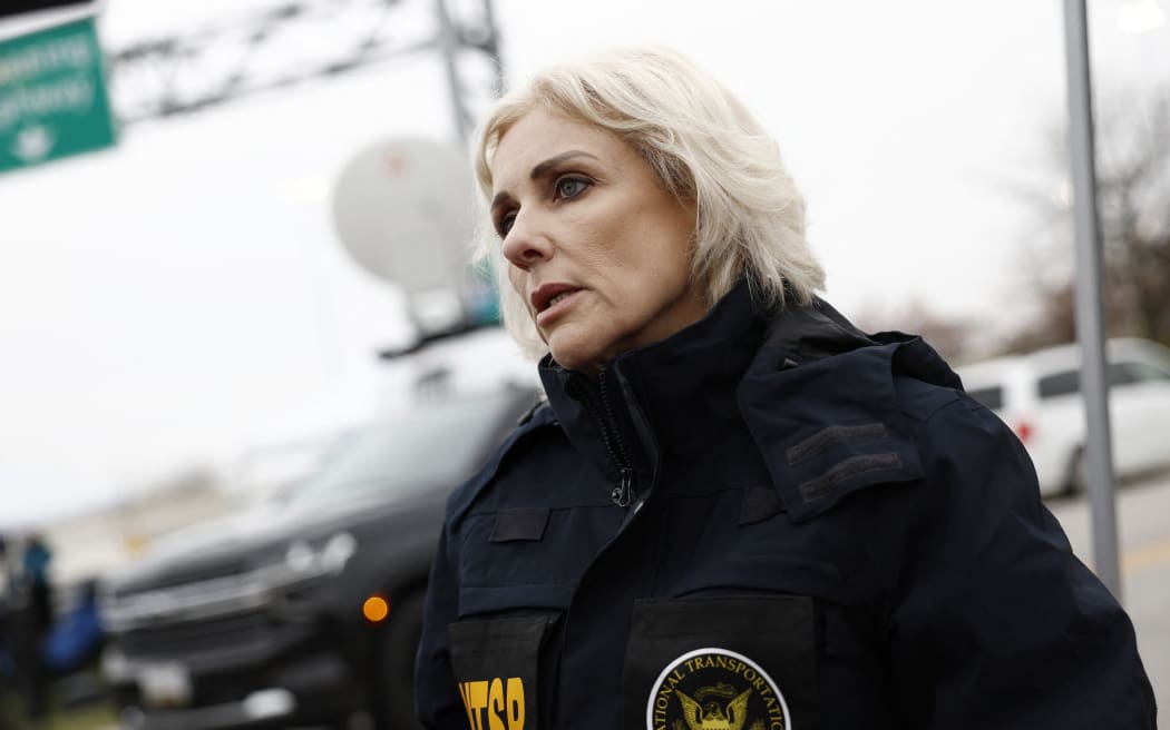 BALTIMORE, Maryland – 27 marca: Przewodnicząca Krajowej Rady Bezpieczeństwa Transportu Jennifer Homendy rozmawia z reporterami w pobliżu zawalonego mostu Francis Scott Key Bridge, 27 marca 2024 r. w Baltimore w stanie Maryland.  Ocalałych wyciągnięto z rzeki Patapsco, a sześć zaginionych osób uznano za zmarłe po tym, jak Straż Przybrzeżna odwołała akcję ratowniczą.  Załoga naprawiała dziury w moście, z którego codziennie korzysta prawie 30 000 osób, gdy statek uderzył w most około 1:30 we wtorek rano.  Wypadek tymczasowo zamknął port w Baltimore, jeden z największych i najbardziej ruchliwych portów na wschodnim wybrzeżu Stanów Zjednoczonych.  Anna Moneymaker/Getty Images/AFP (zdjęcie: Anna Moneymaker/GETTY IMAGES NORTH AMERICA/Getty Images za pośrednictwem AFP)