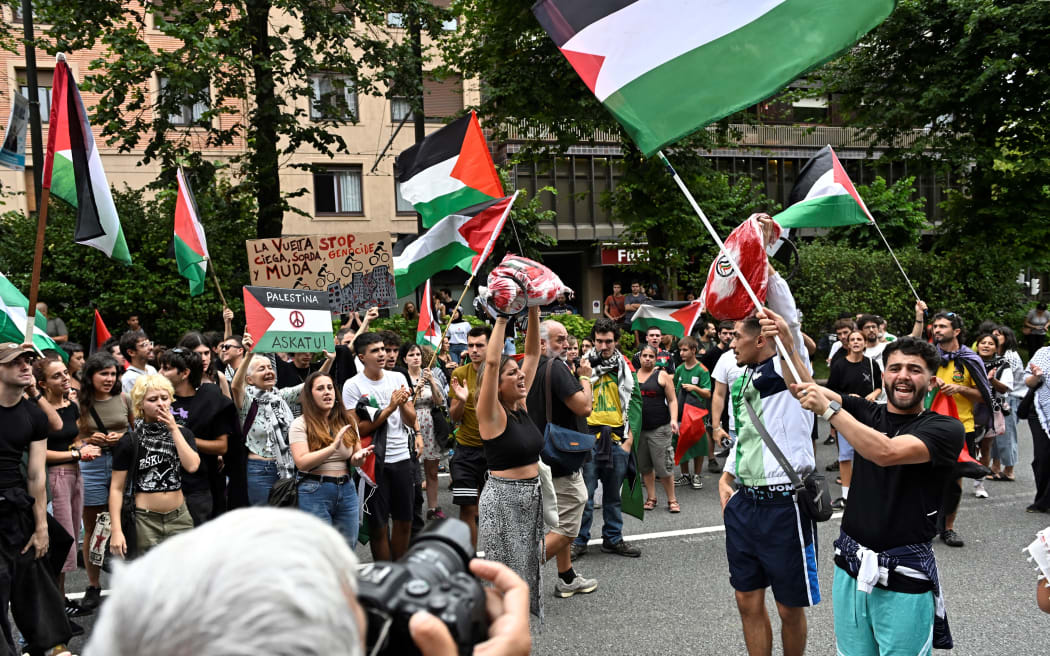 Pro-Palestinian protesters holding Palestinian flags demonstrate, following the Vuelta cycliste race 11th stage, in Bilbao, on September 3, 2025.  (Photo by ANDER GILLENEA / AFP)