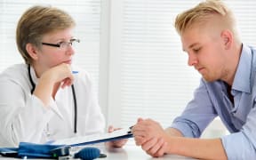 21647914 - doctor talking to her male patient at office