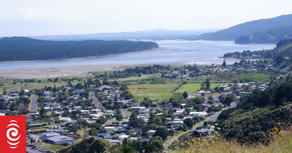 Three in hospital after boat overturns at Port Waikato