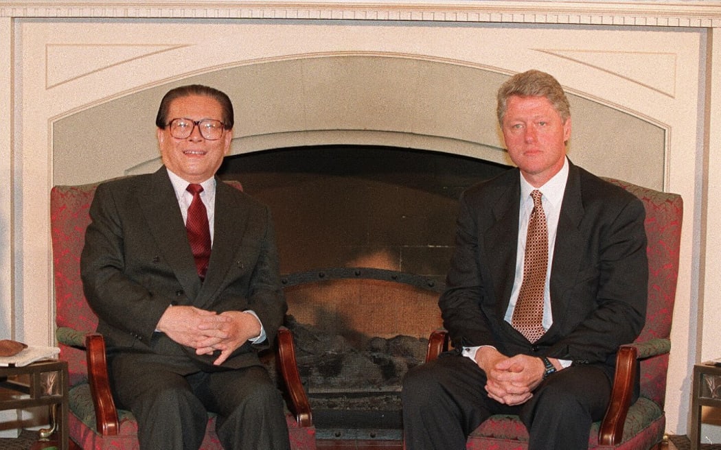 (FILES) In this file photo taken on November 19, 1993, China's President Jiang Zemin (L) sits next to US President Bill Clinton during the Asia-Pacific Economic Cooperation (APEC) Summit in Seattle. - China's former leader Jiang Zemin, who steered the country through a transformational era from the late 1980s and into the new millennium, died November 30, 2022 at the age of 96, Xinhua reported. (Photo by LUKE FRAZZA / AFP)