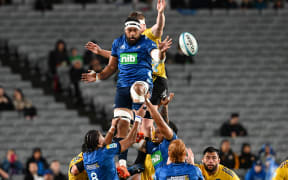 Blues captain Patrick Tuipulotu during a line out. Blues v Hurricanes, round 14 of the Super Rugby Pacific competition at Eden Park, Auckland, New Zealand on Saturday 27 May 2023. Mandatory credit: Andrew Cornaga / www.photosport.nz