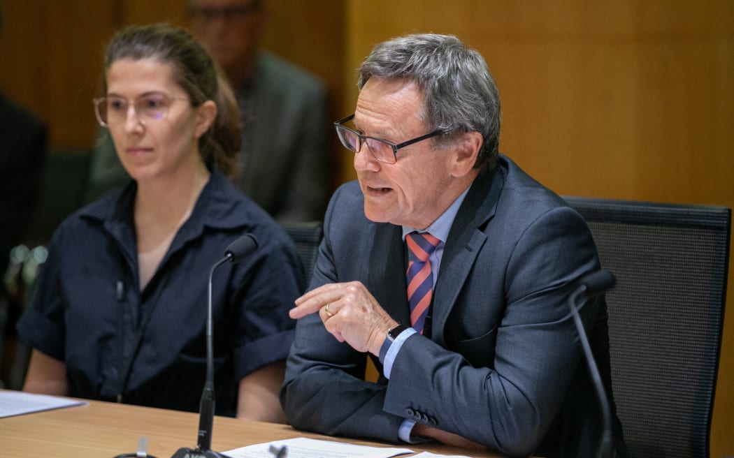 PCE Simon Upton speaks to Health Committee during the hearing on the Gene Technology Bill