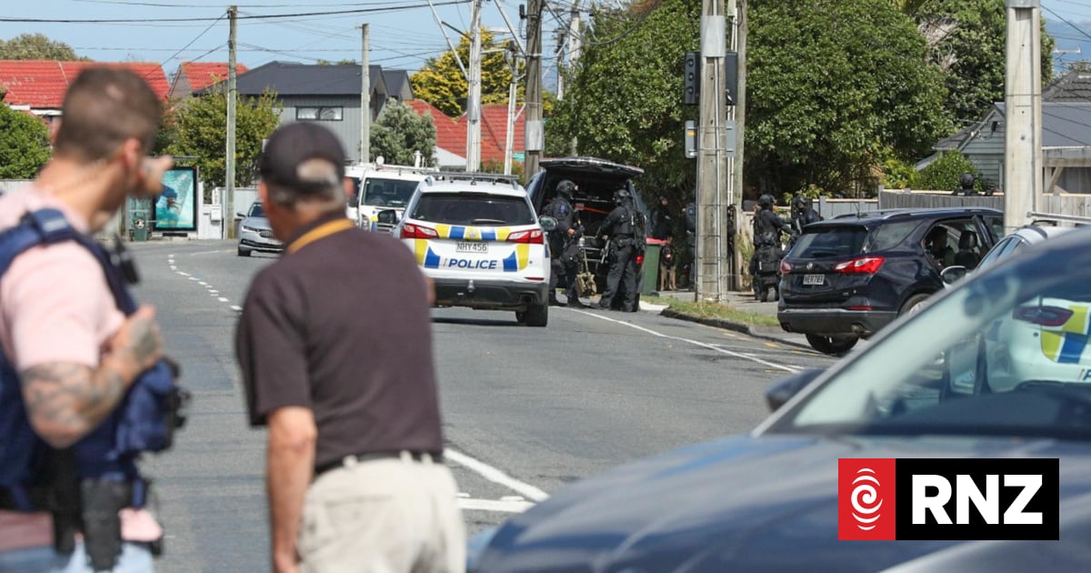 Man arrested in Lower Hutt after hours-long police standoff | RNZ