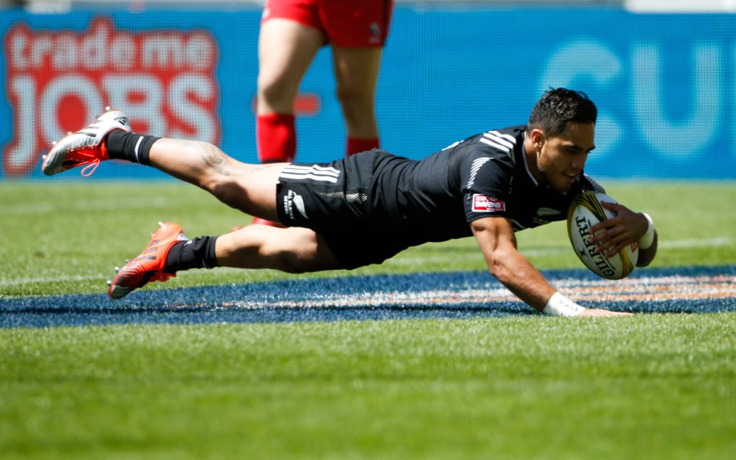 Taranaki's Beaudein Waaka crosses for a try in Wellington