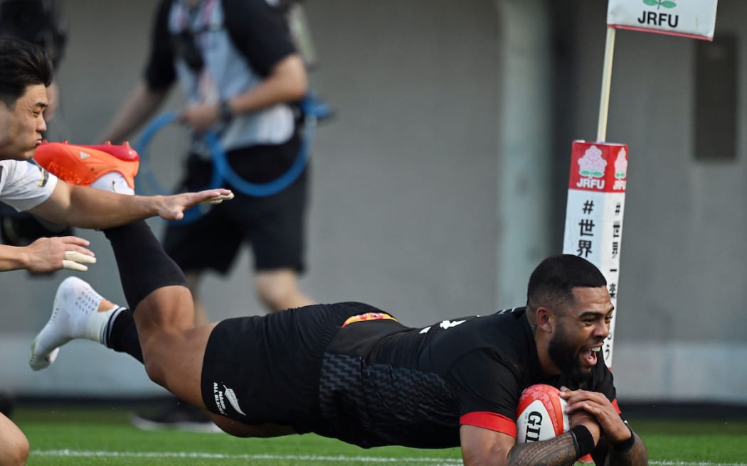Gideon Wrampling of the Maori All Blacks scores a try.