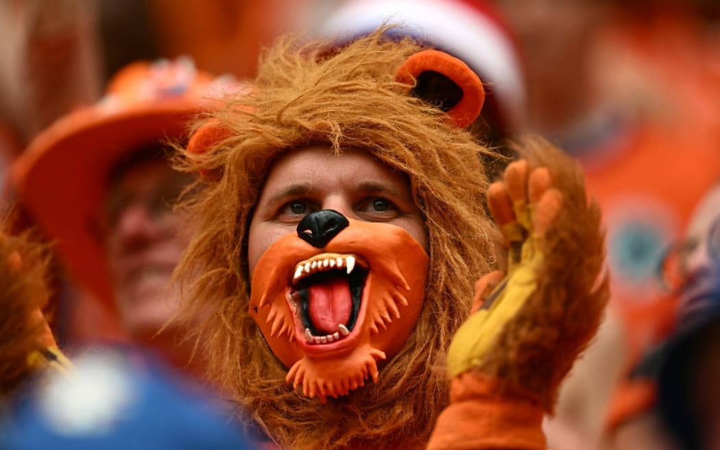 Netherlands fans cheer prior to the UEFA Euro 2024 round of 16 football match between Romania and the Netherlands at the Munich Football Arena in Munich on July 2, 2024. (Photo by Fabrice COFFRINI / AFP)