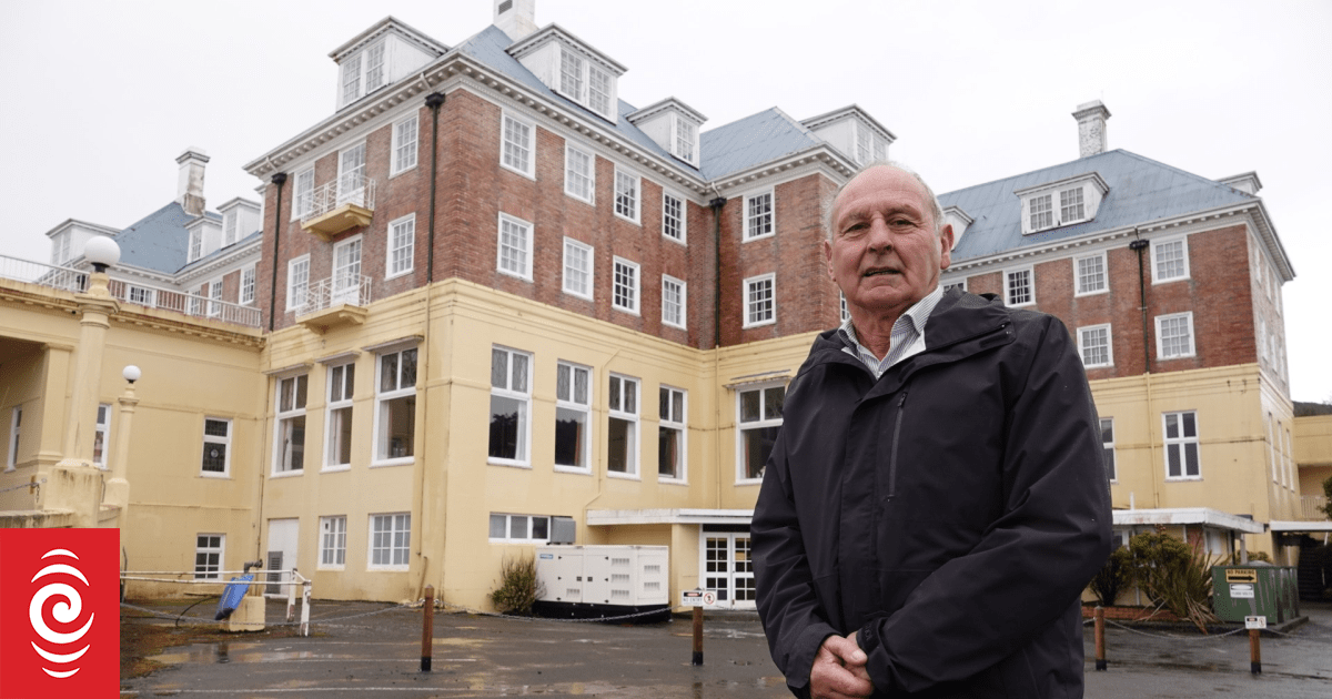 Investor proposal to return Chateau Tongariro to hotel status should be considered - mayor