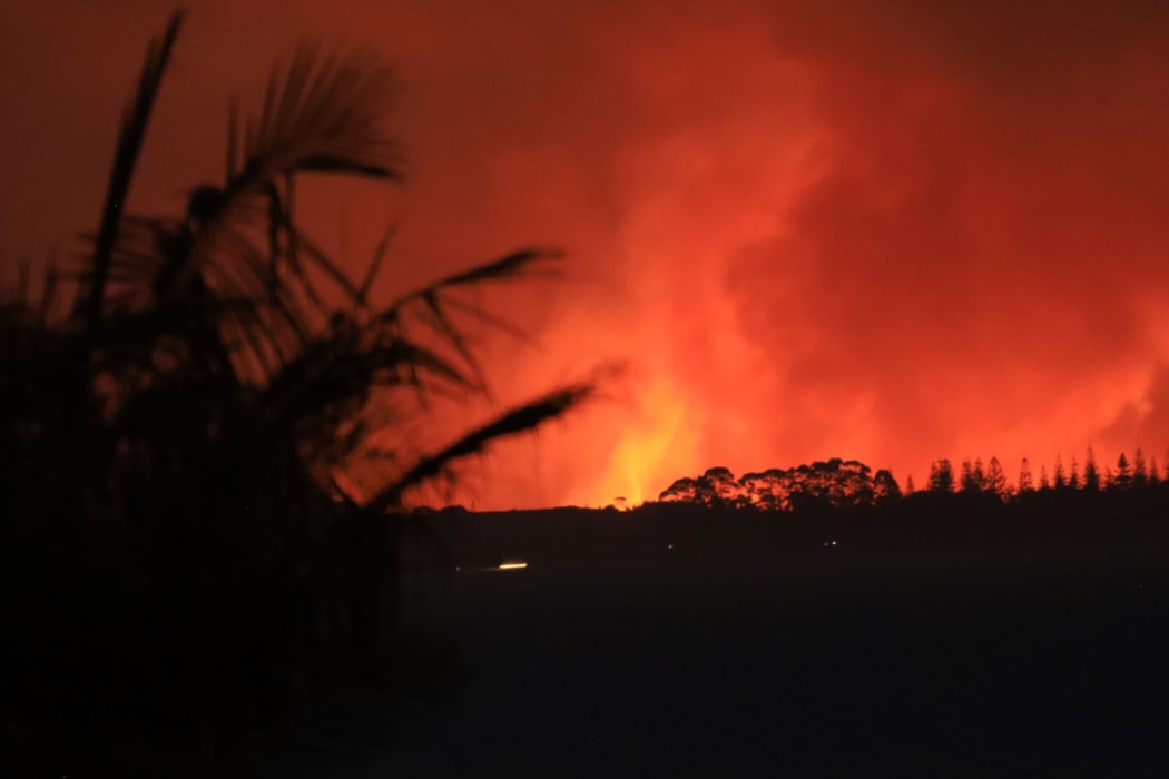 A 600-hectre blaze is threaterning the Far North township of Kaimaumau.