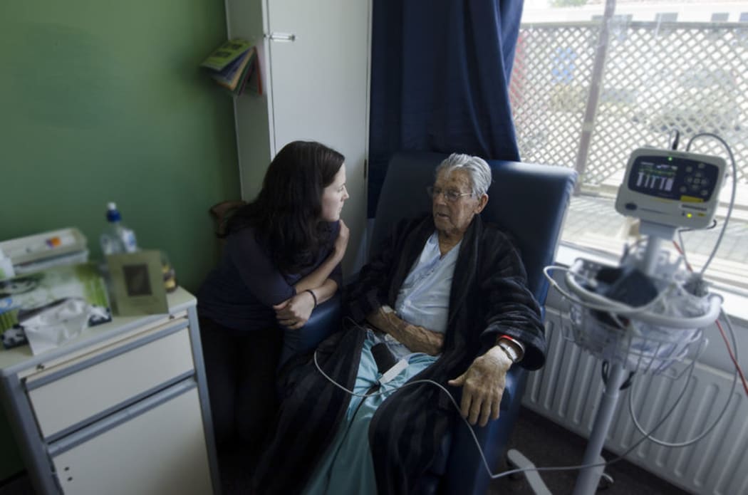 Starting tomorrow morning, health staff, including physiotherapists, anaesthetic and lab technicians, social workers and emergency staff, will stage two hour strikes across Auckland.