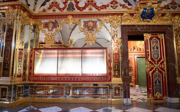 (FILES) This file photo taken on April 29, 2020 shows the empty showcase from which jewels were stolen in November 2019 in one of the rooms in the Green Vault (Gruenes Gewoelbe) at the Royal Palace in Dresden, eastern Germany. - A "considerable portion" of items stolen in a spectacular 2019 robbery of priceless 18th-century jewels from a state museum in Germany has been found, the authorities said on December 17, 2022. In total 31 individual items have been retrieved, the police and prosecutors said, three years after the brazen night-time raid on the Green Vault museum in the eastern city of Dresden's Royal Palace in November 2019. (Photo by Sebastian Kahnert / dpa / AFP) / Germany OUT