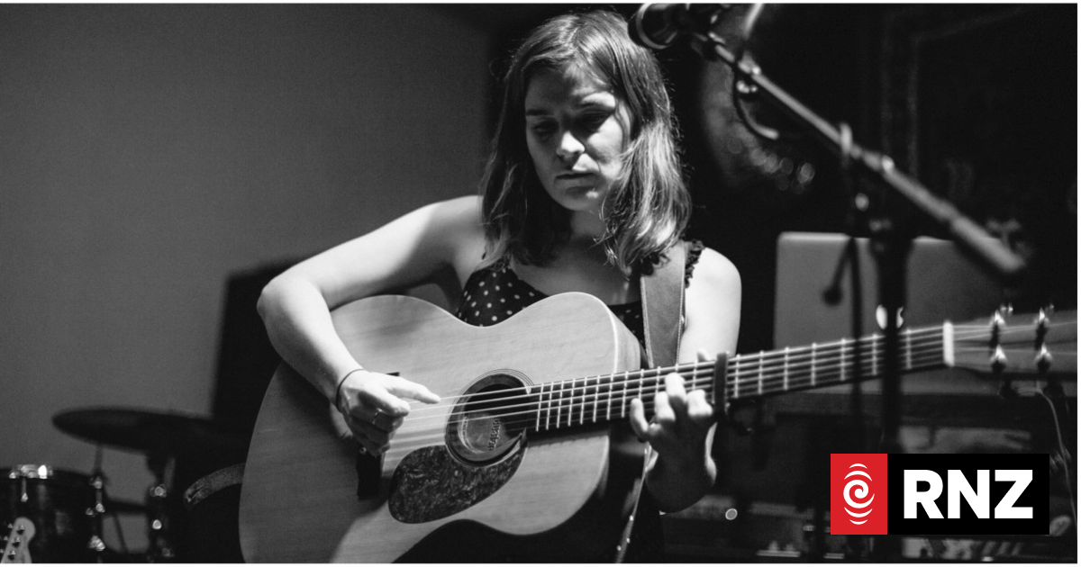 Lydia Cole live at The Vic Theatre | RNZ