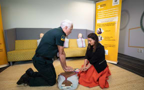 St John clinical director Dr Tony Smith shows RNZ reporter Rayssa Almeida how to perform CPR.