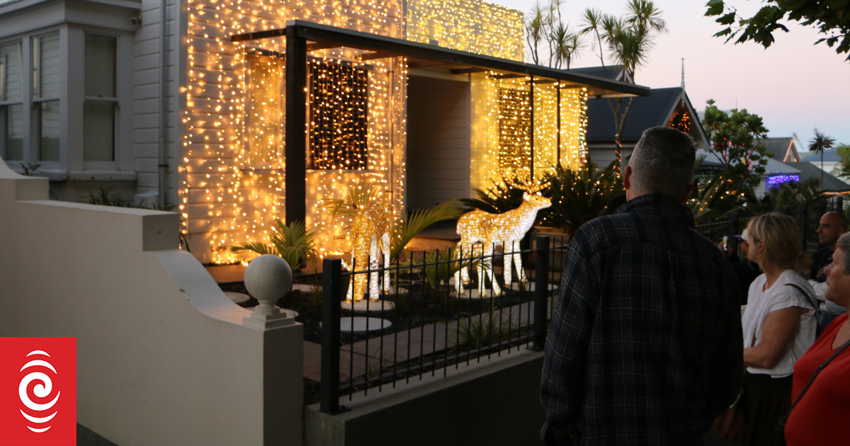 Franklin Road residents fuming as street vendors try to cash in on hard work