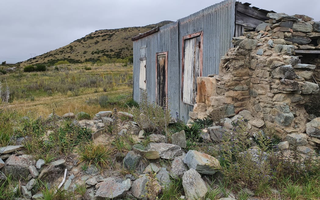 A ruined farm building in Waitaki Valley