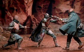 The Mandalorian (Pedro Pascal) and the Trandoshans