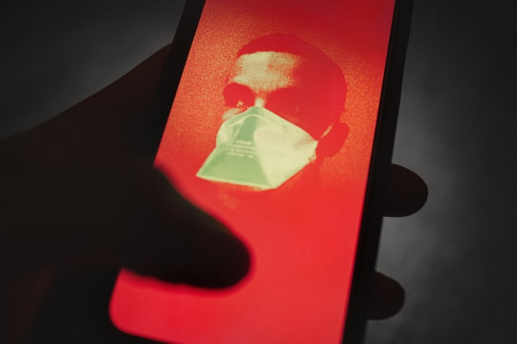 Illustration of thermal photography through a telephone during the period of confinement during the coronavirus pandemic, covid-19. Thursday April 30, 2020.