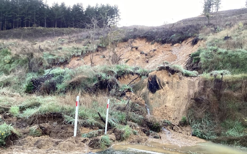 An overslip on SH6 between Kotahu and Kawatiri.