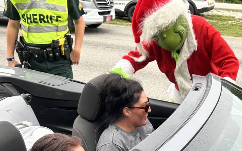 Officer Grinch gives speeding drivers in Florida a choice: a fine or an ...