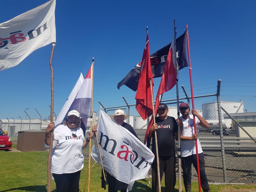 Māori Party supporters in Tauranga greeting Labour Party MPs.