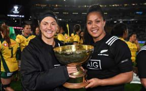 Les Elder and Linda Itunu with the Laurie O'Reilly Memorial Trophy.
