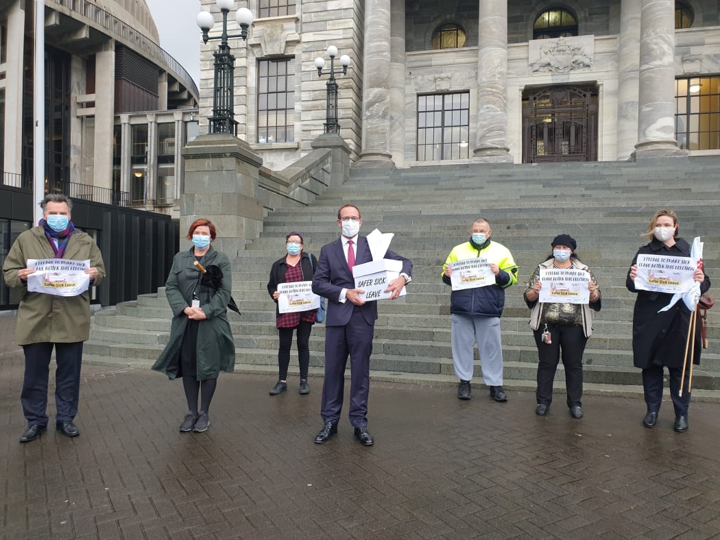 A 10,000 strong petition calling for an increase in sick leave entitlements has been presented to Parliament.