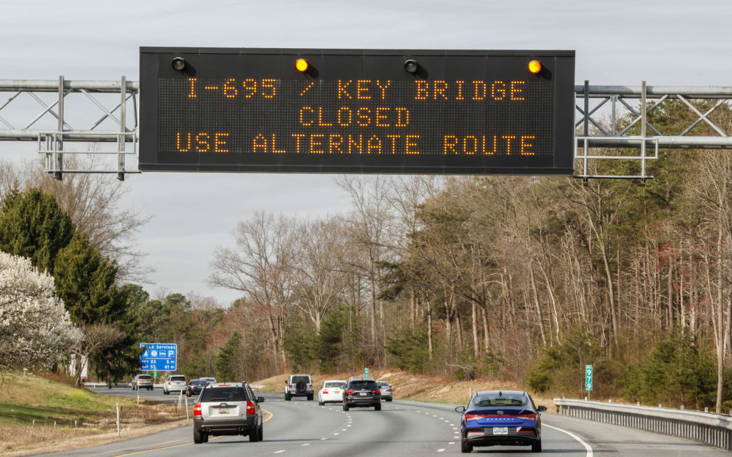 Northeast, Maryland – 26 marca: Na trasie 95 wyświetlił się znak ostrzegawczy o ruchu drogowym po zderzeniu statku towarowego z mostem Francis Scott Key Bridge, powodując jego zawalenie się 26 marca 2024 r. w północno-wschodnim stanie Maryland.  Władze twierdzą, że ratownicy szukają co najmniej siedmiu osób, a dwie kolejne osoby zostały wyciągnięte z rzeki Patapsco.  Kenna Betancourt/Getty Images/AFP (zdjęcie: Kenna Bettencourt/Getty Images North America/Getty Images za pośrednictwem AFP)
