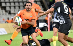 Argentina's Rodrigo Baez of the Jaguares (L) of the Jaguars breaks through during their Super Rugby match against South Africa's Cheetahs on February 26, 2016 in Bloemfontein, South Africa.