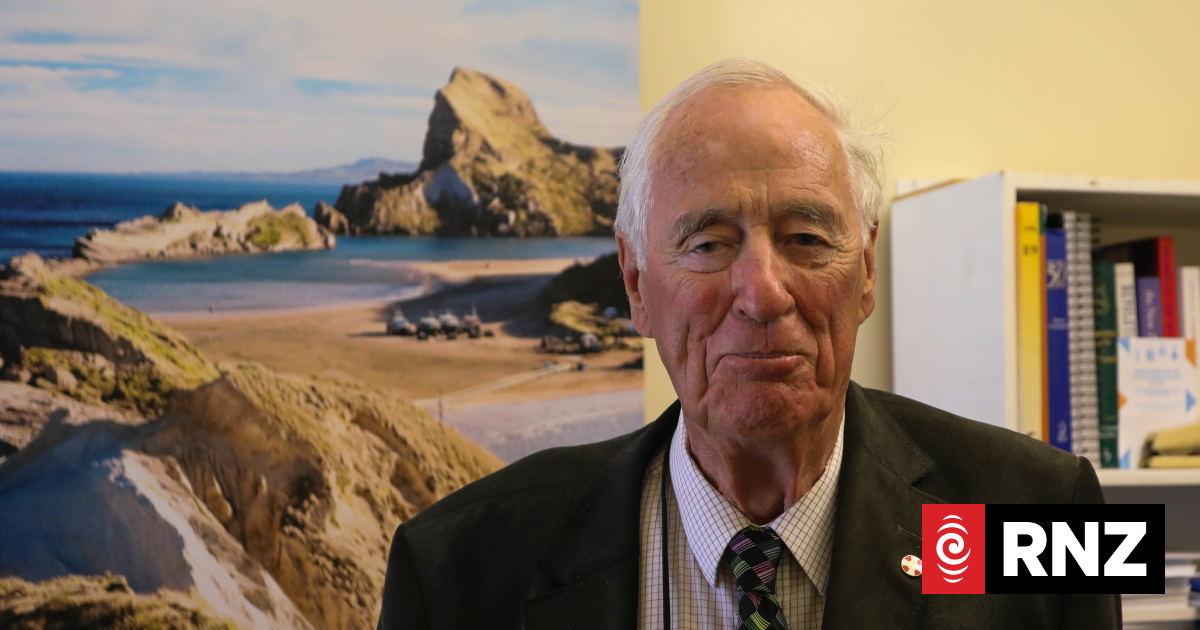 House acknowledges long-serving journalist | RNZ
