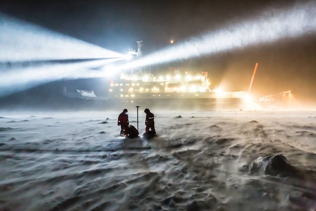 AWI sea-ice physicists are working on the sea ice, while the wind is accelerating and the snow drift is increasing.