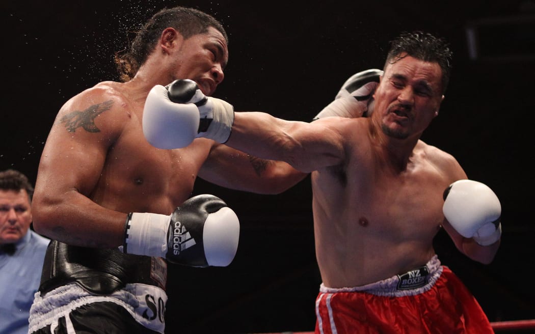 Samoan cruiser-weight Vaitele Soi, (in black), fights Oscar Siale in 2011.