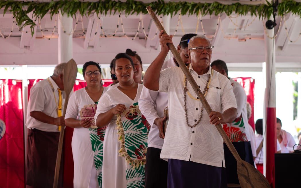 Atafu delegates present gifts to new Ulu-o-Tokelau at the Fakanofoga.