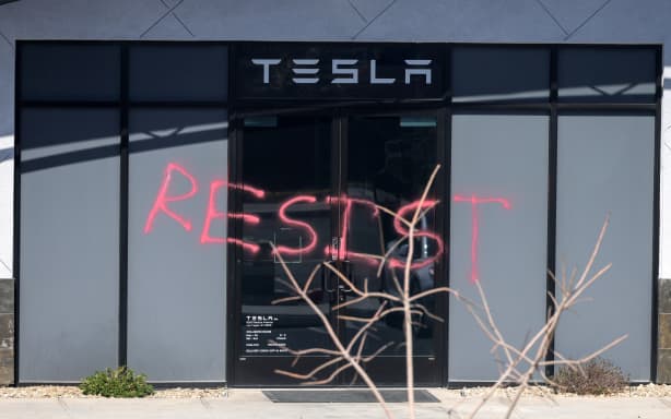 Police arrest man suspected of setting fire to Tesla vehicles at Las ...
