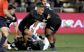 New Zealand's Aaron Smith makes a pass during the rugby union Test match between New Zealand and Argentina at Orangetheory Stadium in Christchurch on August 27, 2022. (Photo by Marty MELVILLE / AFP)