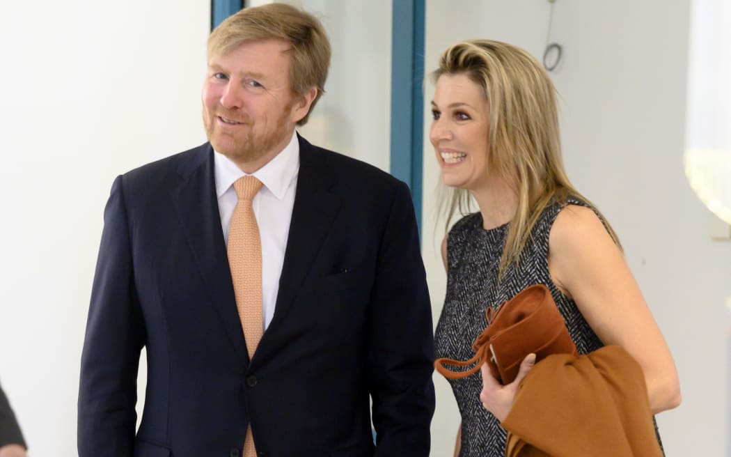 2020-04-03 16:08:59 BILTHOVEN - Koning Willem-Alexander en koningin Maxima tijdens een werkbezoek aan het Rijksinstituut voor Volksgezondheid en Milieu (RIVM).