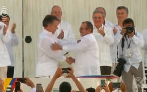Colombia, FARC rebels sign historic peace accord