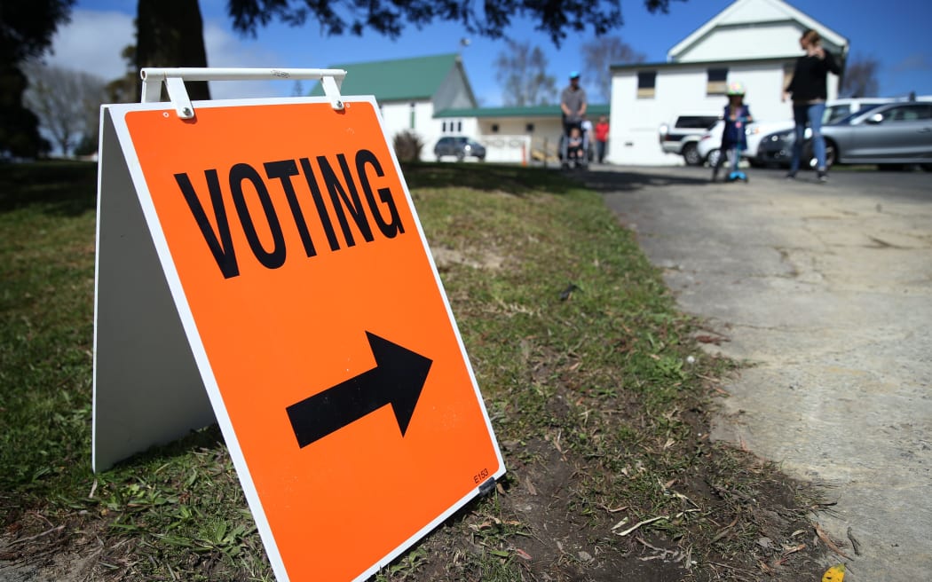 Polling booths are open for New Zealand's general election in Auckland on September 23, 2017. (Photo by MICHAEL BRADLEY / AFP)
